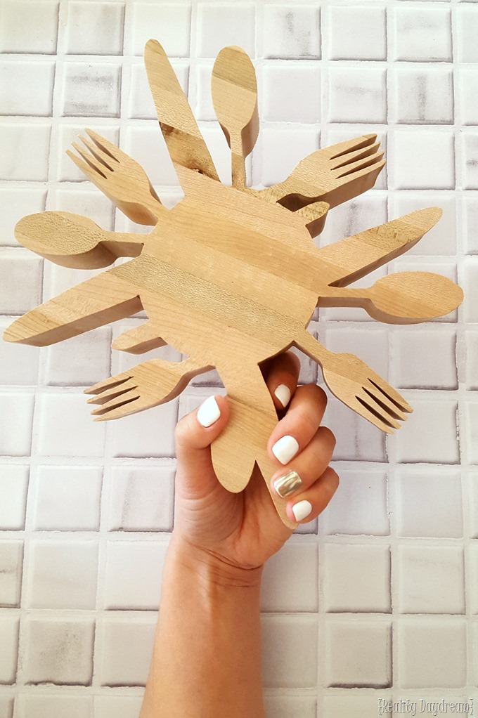 GIFT IDEA! This DIY Wooden 'Utensil' Trivet is a cinch to make with the scroll saw! {Reality Daydream}