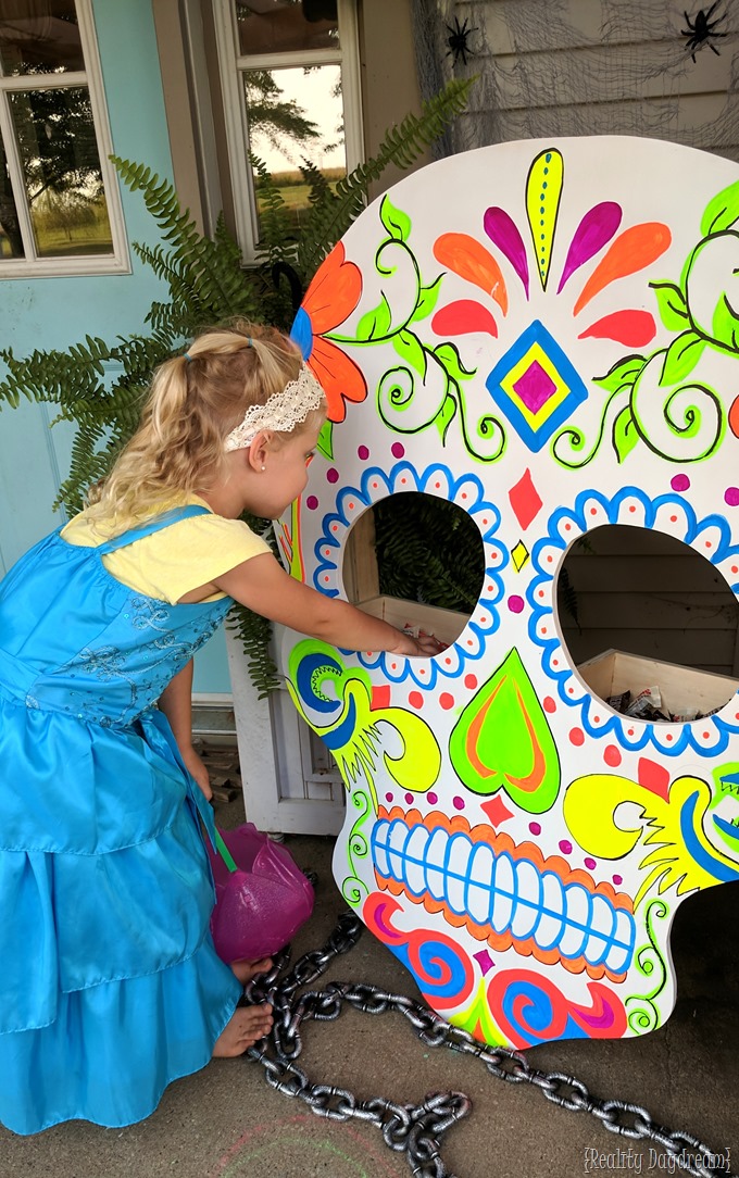 Make this sugar skull that holds trick or treat candy for halloween! {Reality Daydream}