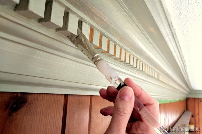 Painting super detailed and ornate trim and crown molding {Reality Daydream}